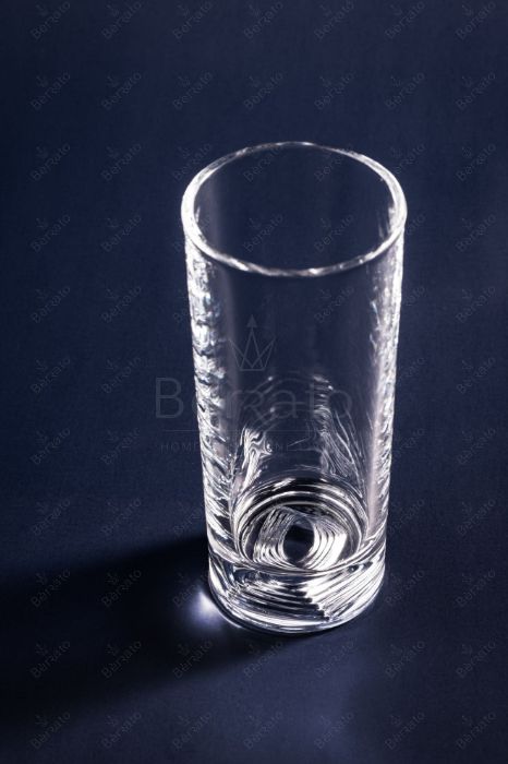  تصویر لیوان بلند و شفاف مدل LXY1007-2 با طراحی مینیمال و کفی ضخیم بر روی پس‌زمینه تیره.