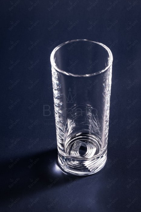  تصویر لیوان بلند و شفاف مدل LXY1007-2 با طراحی مینیمال و کفی ضخیم بر روی پس‌زمینه تیره.