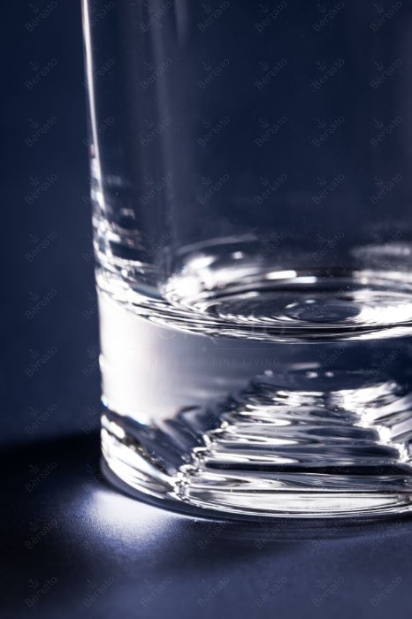  تصویر لیوان بلند و شفاف مدل LXY1007-2 با طراحی مینیمال و کفی ضخیم بر روی پس‌زمینه تیره.