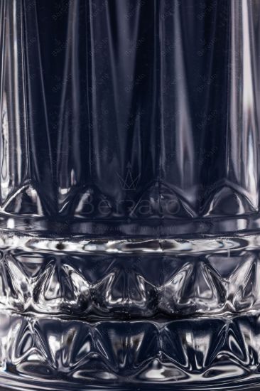 نمای نزدیک از لیوان بلند مدل SMW6022 با تراش‌های عمودی نیزه‌ای و پایه چهارخانه درخشان بر روی پس‌زمینه تیره.