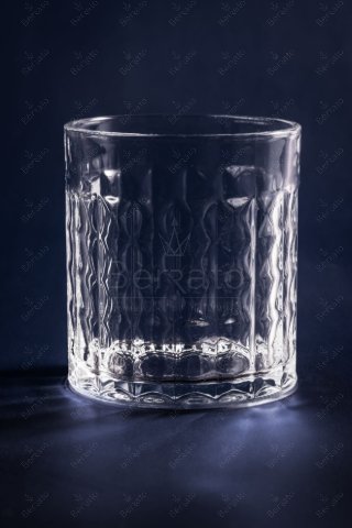 نمای روبرو از نیم لیوان الماس مدل LXZS0627-2 با بدنه بافت‌دار و درخشش نقطه‌ای نور بر روی پس‌زمینه تیره.