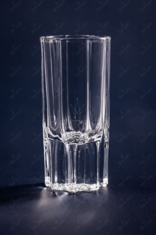 شات شیشه‌ای کوچک مدل LXY1515 با شیارهای عمودی منظم و بدنه فوق شفاف بر روی پس‌زمینه تیره، مناسب برای سرو اسپرسو.