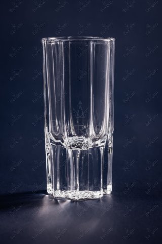 شات شیشه‌ای کوچک مدل LXY1515 با شیارهای عمودی منظم و بدنه فوق شفاف بر روی پس‌زمینه تیره، مناسب برای سرو اسپرسو.
