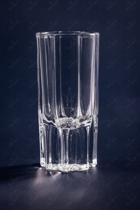 شات شیشه‌ای کوچک مدل LXY1515 با شیارهای عمودی منظم و بدنه فوق شفاف بر روی پس‌زمینه تیره، مناسب برای سرو اسپرسو.