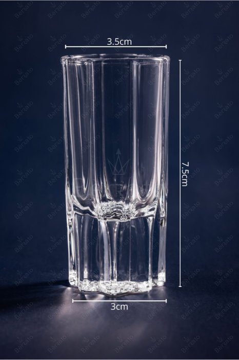 شات شیشه‌ای کوچک مدل LXY1515 با شیارهای عمودی منظم و بدنه فوق شفاف بر روی پس‌زمینه تیره، مناسب برای سرو اسپرسو.