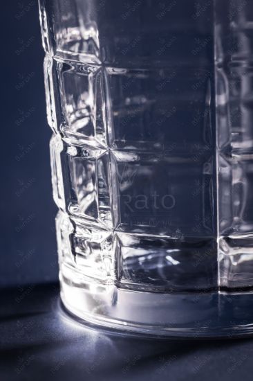 نمای نزدیک از نیم لیوان شطرنجی مدل LXZS3003 با بافت چهارخانه برجسته و درخشش نور در بدنه شفاف بر روی پس‌زمینه تیره.