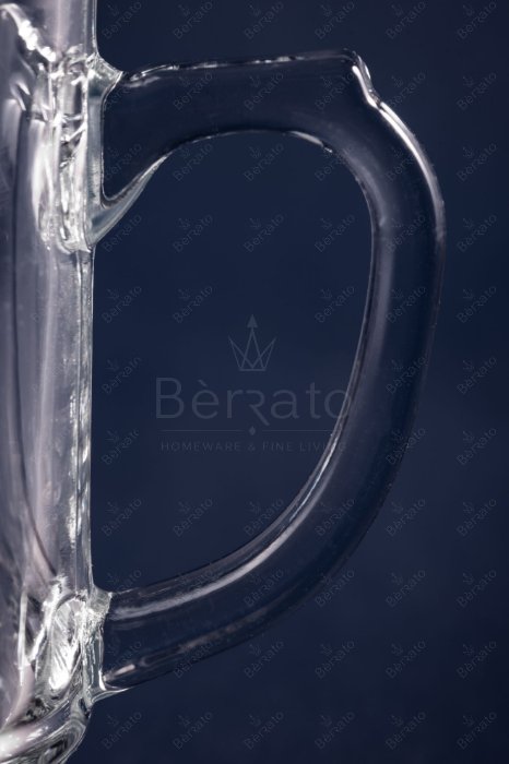 ماگ بلور شفاف مدل LXZB54 با طراحی مینیمال و دسته ارگونومیک، دارای ابعاد استاندارد بر روی پس‌زمینه تیره.