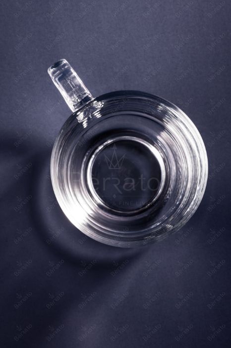 ماگ بلور شفاف مدل LXZB54 با طراحی مینیمال و دسته ارگونومیک، دارای ابعاد استاندارد بر روی پس‌زمینه تیره.