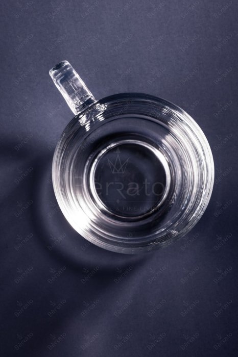 ماگ بلور شفاف مدل LXZB54 با طراحی مینیمال و دسته ارگونومیک، دارای ابعاد استاندارد بر روی پس‌زمینه تیره.