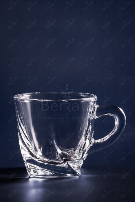 فنجان بلور شفاف مدل کوادرون LXZB42 با پایه مربعی و دهانه گرد، دارای تراش‌های مورب بر روی بدنه و ابعاد دقیق بر روی پس‌زمینه تیره.