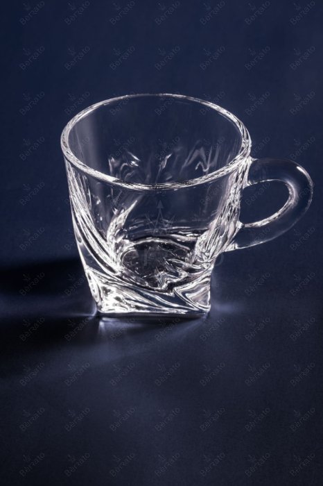 فنجان بلور شفاف مدل کوادرون LXZB42 با پایه مربعی و دهانه گرد، دارای تراش‌های مورب بر روی بدنه و ابعاد دقیق بر روی پس‌زمینه تیره.