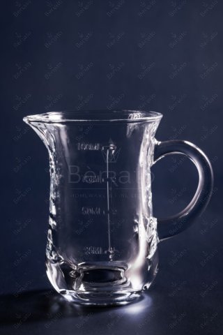 سس‌خوری بلور شفاف مدل LXJ400-1 با درجه‌بندی ۱۰۰ میلی‌لیتر، دسته دار و لبه مخصوص ریختن، بر روی پس‌زمینه تیره با ابعاد ۹.۵ سانتی‌متر.