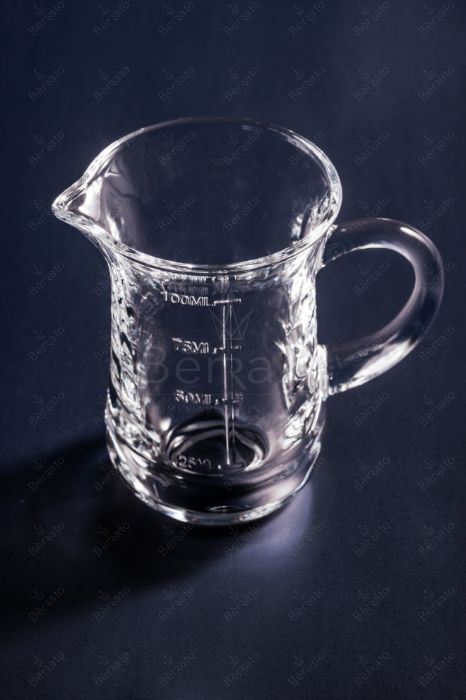 سس‌خوری بلور شفاف مدل LXJ400-1 با درجه‌بندی ۱۰۰ میلی‌لیتر، دسته دار و لبه مخصوص ریختن، بر روی پس‌زمینه تیره با ابعاد ۹.۵ سانتی‌متر.