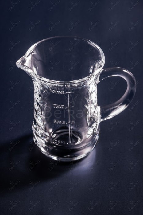 سس‌خوری بلور شفاف مدل LXJ400-1 با درجه‌بندی ۱۰۰ میلی‌لیتر، دسته دار و لبه مخصوص ریختن، بر روی پس‌زمینه تیره با ابعاد ۹.۵ سانتی‌متر.