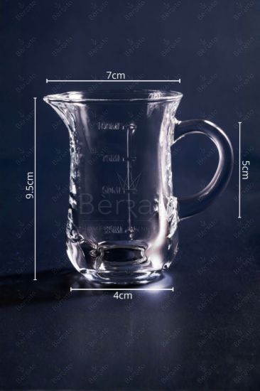 سس‌خوری بلور شفاف مدل LXJ400-1 با درجه‌بندی ۱۰۰ میلی‌لیتر، دسته دار و لبه مخصوص ریختن، بر روی پس‌زمینه تیره با ابعاد ۹.۵ سانتی‌متر.