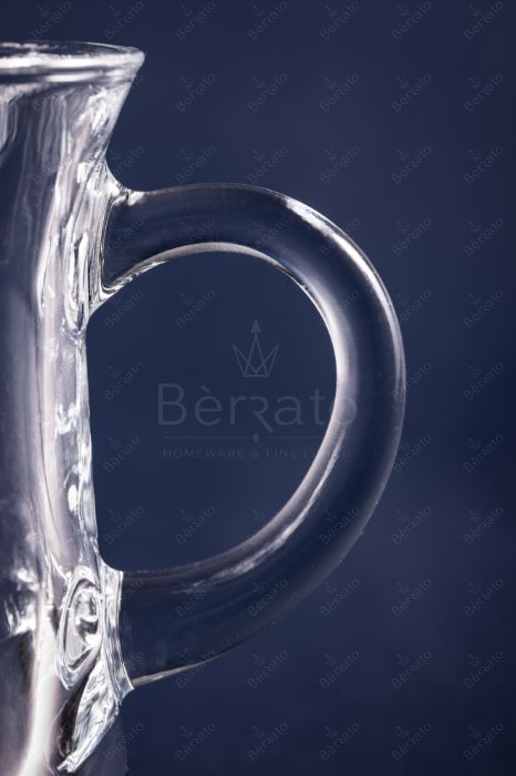 سس‌خوری بلور شفاف مدل LXJ400-1 با درجه‌بندی ۱۰۰ میلی‌لیتر، دسته دار و لبه مخصوص ریختن، بر روی پس‌زمینه تیره با ابعاد ۹.۵ سانتی‌متر.