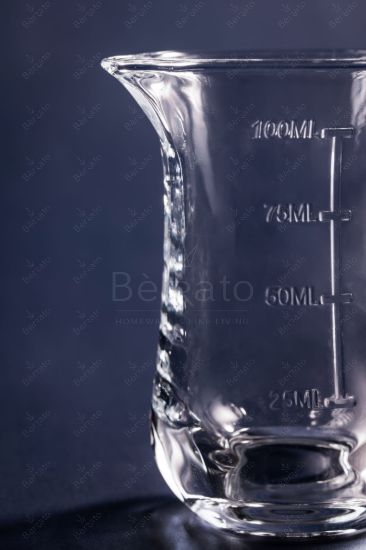 سس‌خوری بلور شفاف مدل LXJ400-1 با درجه‌بندی ۱۰۰ میلی‌لیتر، دسته دار و لبه مخصوص ریختن، بر روی پس‌زمینه تیره با ابعاد ۹.۵ سانتی‌متر.