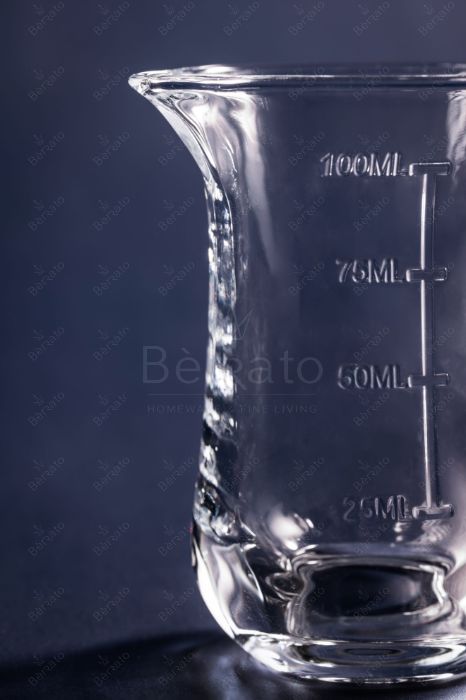 سس‌خوری بلور شفاف مدل LXJ400-1 با درجه‌بندی ۱۰۰ میلی‌لیتر، دسته دار و لبه مخصوص ریختن، بر روی پس‌زمینه تیره با ابعاد ۹.۵ سانتی‌متر.