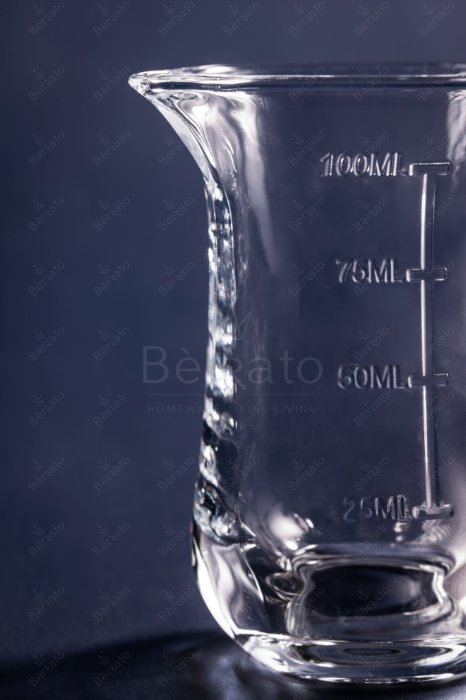 سس‌خوری بلور شفاف مدل LXJ400-1 با درجه‌بندی ۱۰۰ میلی‌لیتر، دسته دار و لبه مخصوص ریختن، بر روی پس‌زمینه تیره با ابعاد ۹.۵ سانتی‌متر.