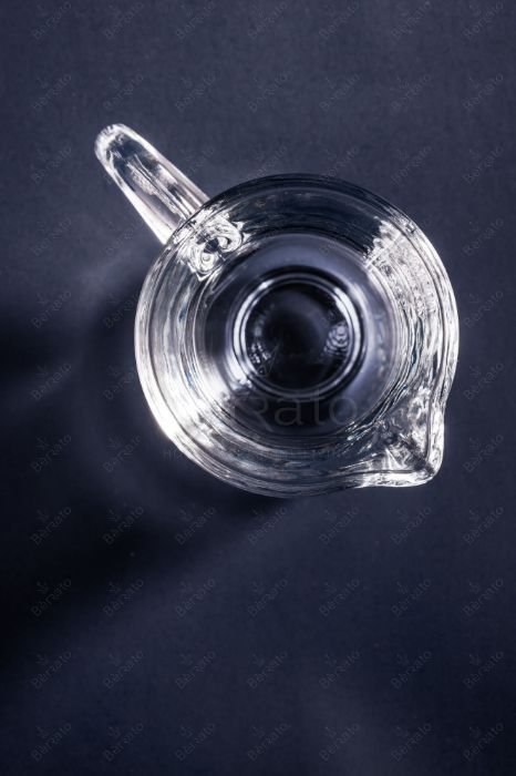 سس‌خوری بلور شفاف مدل LXJ400-1 با درجه‌بندی ۱۰۰ میلی‌لیتر، دسته دار و لبه مخصوص ریختن، بر روی پس‌زمینه تیره با ابعاد ۹.۵ سانتی‌متر.
