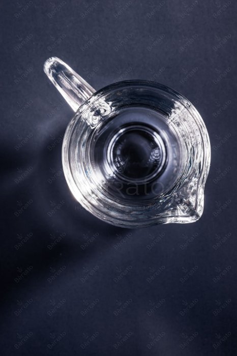 سس‌خوری بلور شفاف مدل LXJ400-1 با درجه‌بندی ۱۰۰ میلی‌لیتر، دسته دار و لبه مخصوص ریختن، بر روی پس‌زمینه تیره با ابعاد ۹.۵ سانتی‌متر.