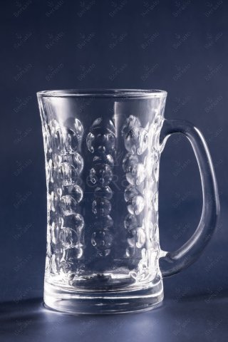 ماگ بلور بلند با بافت برجسته حبابی کد LXZB17-1 و ابعاد فنی بر روی پس‌زمینه تیره.