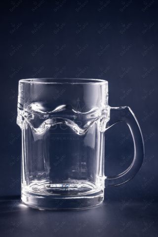 ماگ بلور شفاف مدل LXZB59 با طراحی نوار موج‌دار و نمایش ابعاد فنی.
