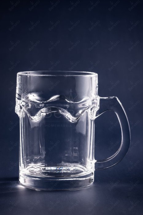 ماگ بلور شفاف مدل LXZB59 با طراحی نوار موج‌دار و نمایش ابعاد فنی.