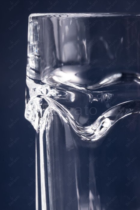 ماگ بلور شفاف مدل LXZB59 با طراحی نوار موج‌دار و نمایش ابعاد فنی.
