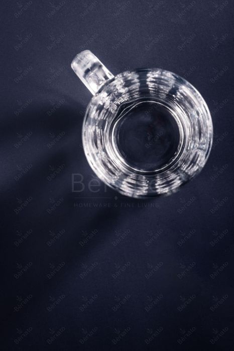 ماگ بلور شفاف مدل LXZB59 با طراحی نوار موج‌دار و نمایش ابعاد فنی.