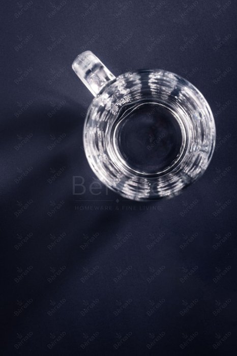 ماگ بلور شفاف مدل LXZB59 با طراحی نوار موج‌دار و نمایش ابعاد فنی.