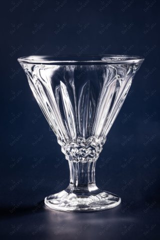 بستنی خوری با طراحی نوار موج‌دار و نمایش ابعاد فنی.