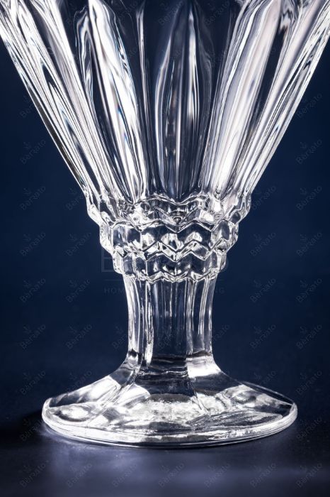 بستنی خوری با طراحی نوار موج‌دار و نمایش ابعاد فنی.