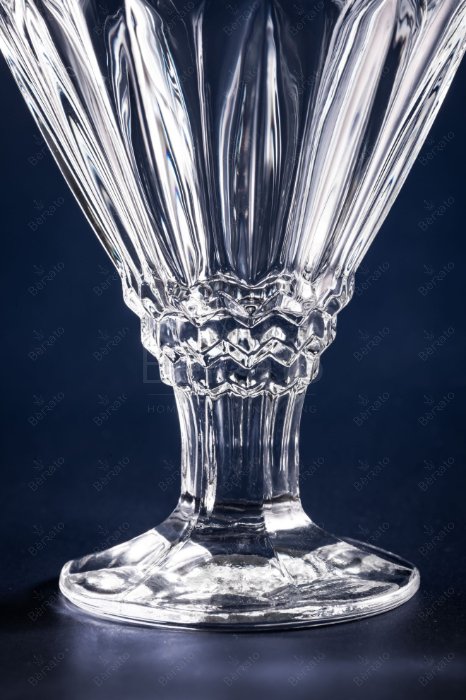 بستنی خوری با طراحی نوار موج‌دار و نمایش ابعاد فنی.