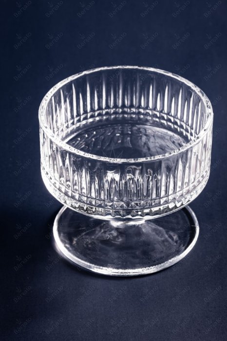 بستنی‌خوری بلور پایه دار کد SMIC656B با بدنه تراش‌خورده و ارتفاع ۷.۵ سانتی‌متر.