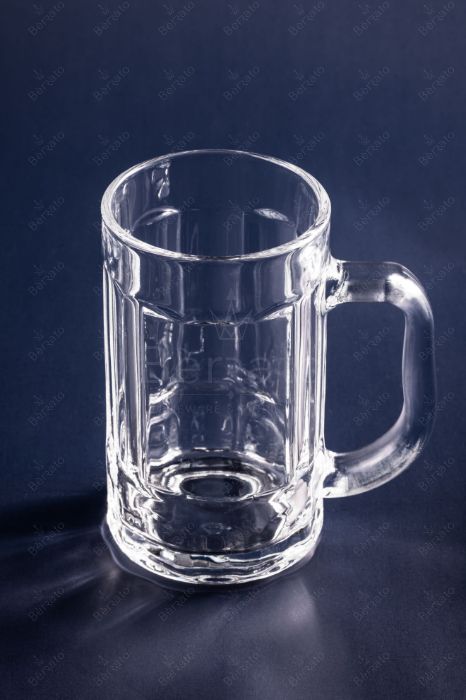 ماگ بشکه‌ای بلور شفاف کد LXZB18 با ارتفاع ۱۳.۵ سانتی‌متر و طراحی بدنه تراش‌خورده عمودی