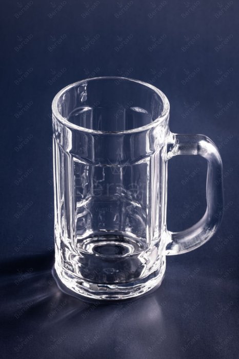 ماگ بشکه‌ای بلور شفاف کد LXZB18 با ارتفاع ۱۳.۵ سانتی‌متر و طراحی بدنه تراش‌خورده عمودی