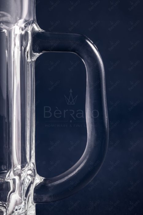 ماگ بشکه‌ای بلور شفاف کد LXZB18 با ارتفاع ۱۳.۵ سانتی‌متر و طراحی بدنه تراش‌خورده عمودی
