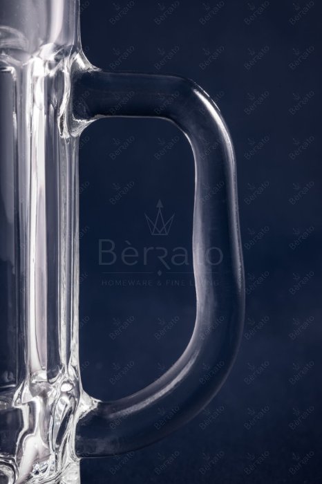 ماگ بشکه‌ای بلور شفاف کد LXZB18 با ارتفاع ۱۳.۵ سانتی‌متر و طراحی بدنه تراش‌خورده عمودی