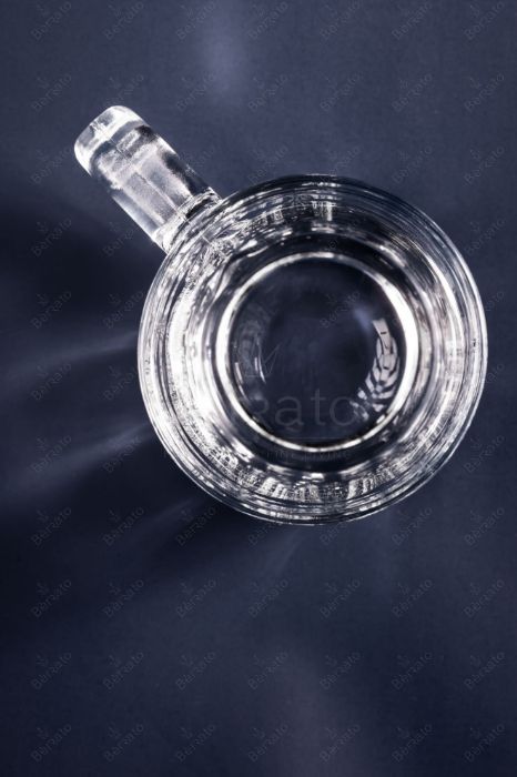 ماگ بشکه‌ای بلور شفاف کد LXZB18 با ارتفاع ۱۳.۵ سانتی‌متر و طراحی بدنه تراش‌خورده عمودی