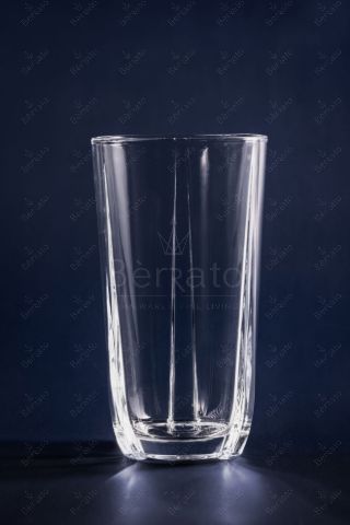 لیوان بلند بلور مدل LXY1034 با ارتفاع ۱۴ سانتی‌متر و دهانه ۷.۵ سانت بر روی پس‌زمینه سرمه‌ای.
