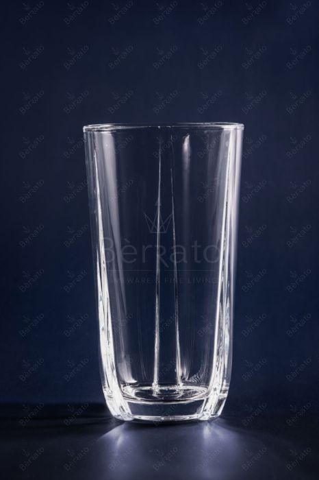 لیوان بلند بلور مدل LXY1034 با ارتفاع ۱۴ سانتی‌متر و دهانه ۷.۵ سانت بر روی پس‌زمینه سرمه‌ای.
