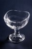 لیوان بلند بلور مدل LXY1034 با ارتفاع ۱۴ سانتی‌متر و دهانه ۷.۵ سانت بر روی پس‌زمینه سرمه‌ای.