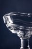 لیوان بلند بلور مدل LXY1034 با ارتفاع ۱۴ سانتی‌متر و دهانه ۷.۵ سانت بر روی پس‌زمینه سرمه‌ای.