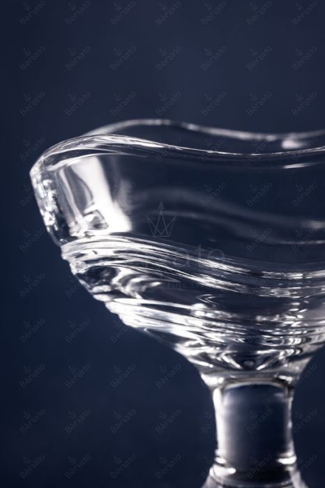 لیوان بلند بلور مدل LXY1034 با ارتفاع ۱۴ سانتی‌متر و دهانه ۷.۵ سانت بر روی پس‌زمینه سرمه‌ای.