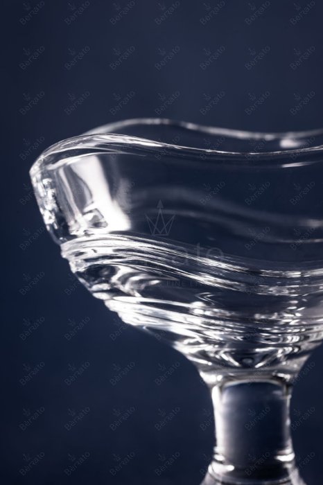 لیوان بلند بلور مدل LXY1034 با ارتفاع ۱۴ سانتی‌متر و دهانه ۷.۵ سانت بر روی پس‌زمینه سرمه‌ای.