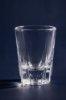 شات کریستالین مدل LXY1508-3 با بدنه تراش‌دار هندسی و ابعاد دهانه ۵ سانت و ارتفاع ۷.۵ سانت بر روی زمینه تیره.