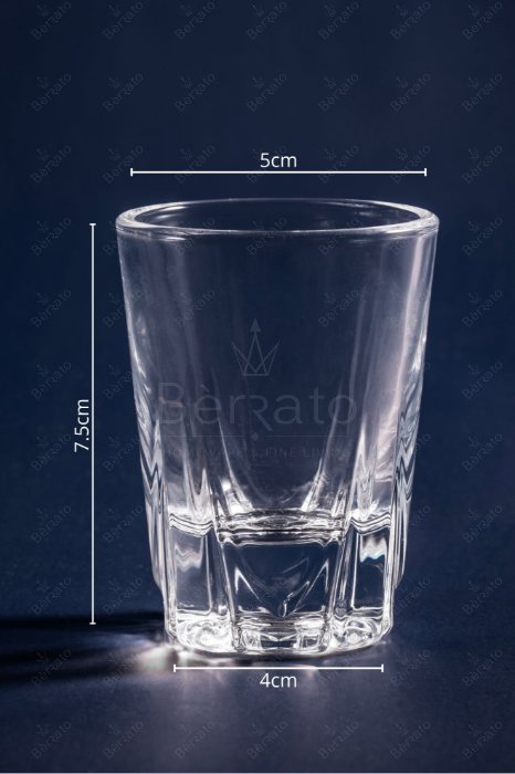 شات کریستالین مدل LXY1508-3 با بدنه تراش‌دار هندسی و ابعاد دهانه ۵ سانت و ارتفاع ۷.۵ سانت بر روی زمینه تیره.