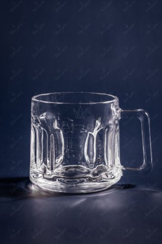 فنجان بلور مدل نیو بالن PB-100TP/BH2 با دسته مستحکم و بدنه تراش‌دار شفاف بر روی زمینه تیره.