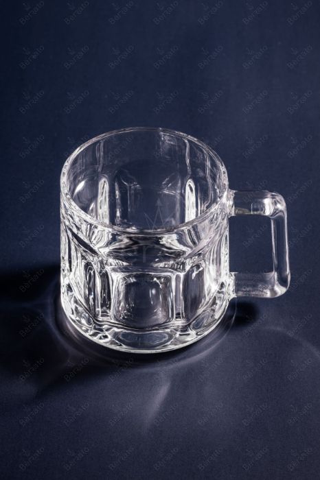 فنجان بلور مدل نیو بالن PB-100TP/BH2 با دسته مستحکم و بدنه تراش‌دار شفاف بر روی زمینه تیره.